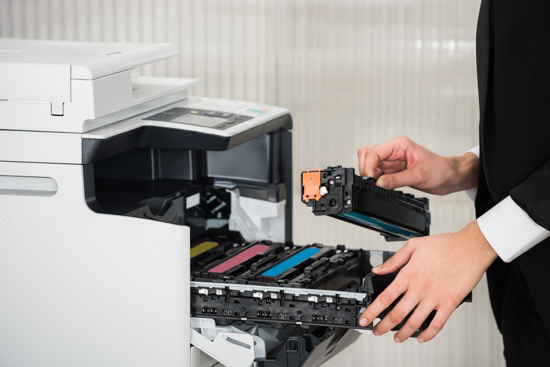 Sostituzione del toner su una fotocopiatrice da ufficio